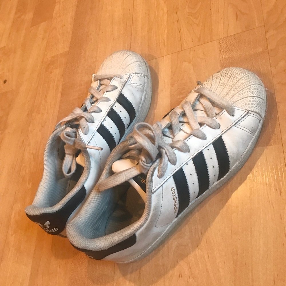 GORGEOUS ADIDAS superstars! Size 7 1/2 WOMENS